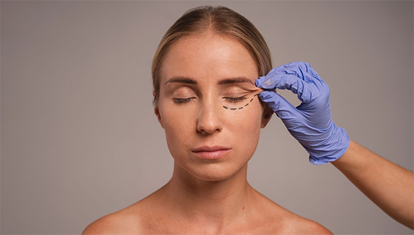 Lifting facial ganha reforço com tratamentos inovadores para prolongar resultados